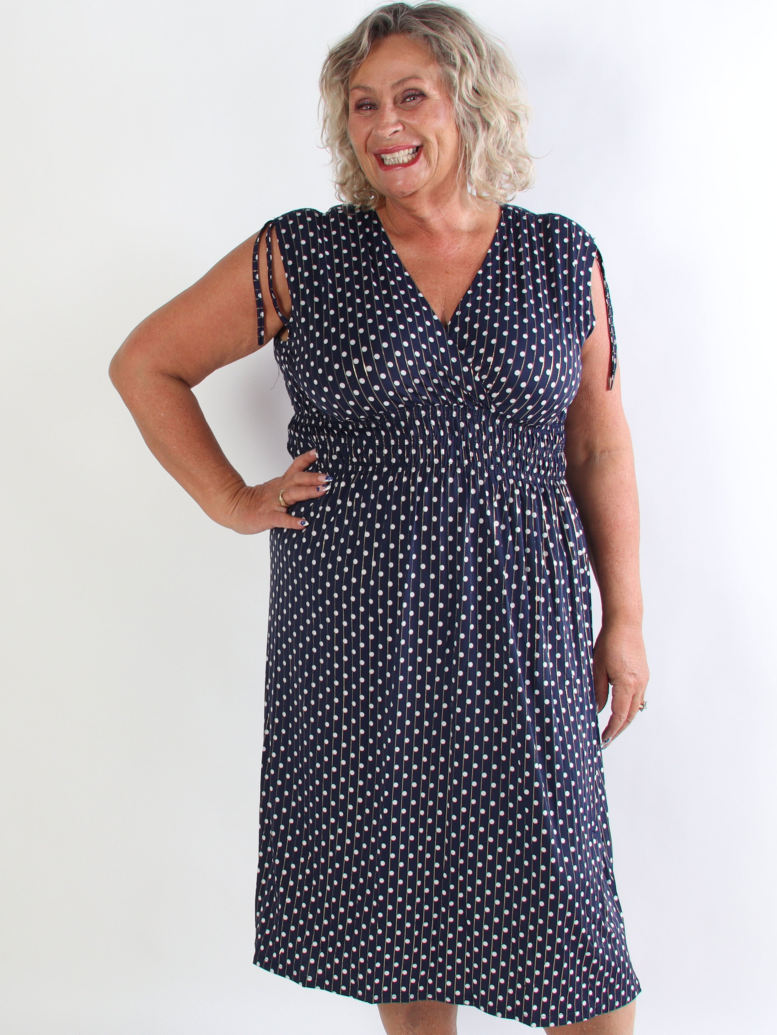 Pams Dot Midi N/S - Elastisk plus size kjole med prikker og smock i livet
